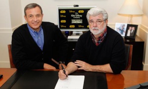 Lucas y el representante de Disney, Bob Iger, durante la firma del contrato por la venta de LFL y los derechos de Star Wars y de Indiana Jones.